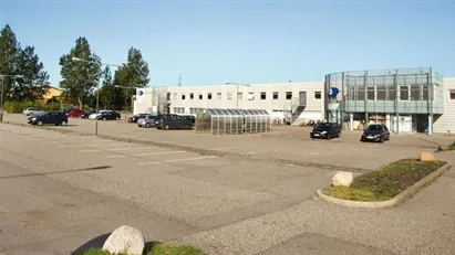 Lyst kontorlejemål. Masser af fri parkering. Lyst kontorlejemål. Masser af fri parkering.